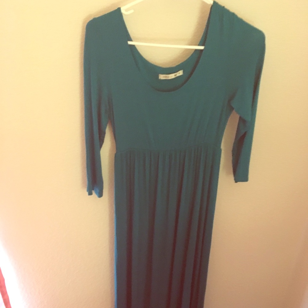 Great dress for maternity pictures or baby shower